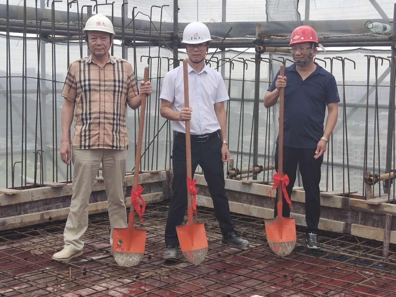 慶祝佳大瑞園3號天面梁板砼結構封頂
